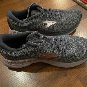 Brand new Brooks shoes size 8. Never worn.